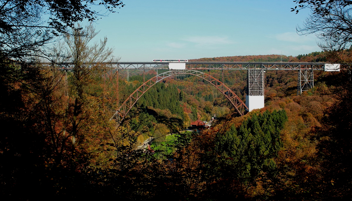 Auch wenn es auf den ersten Blick vielleicht so aussehen mag, Christo hat nicht die Absicht, die Müngstener Brücke zu verhüllen. Die Brücke wird derzeit saniert, daher werden die Flächen, an denen mit Sandstrahlern gearbeitet wird, mit Planen abgedeckt. Am 18.10.2017 überquert ein Alstom Coradia Lint 41/H von Abellio am 18.10.2017 als S 7 von Solingen Hbf. nach Wuppertal Hbf. die Brücke.