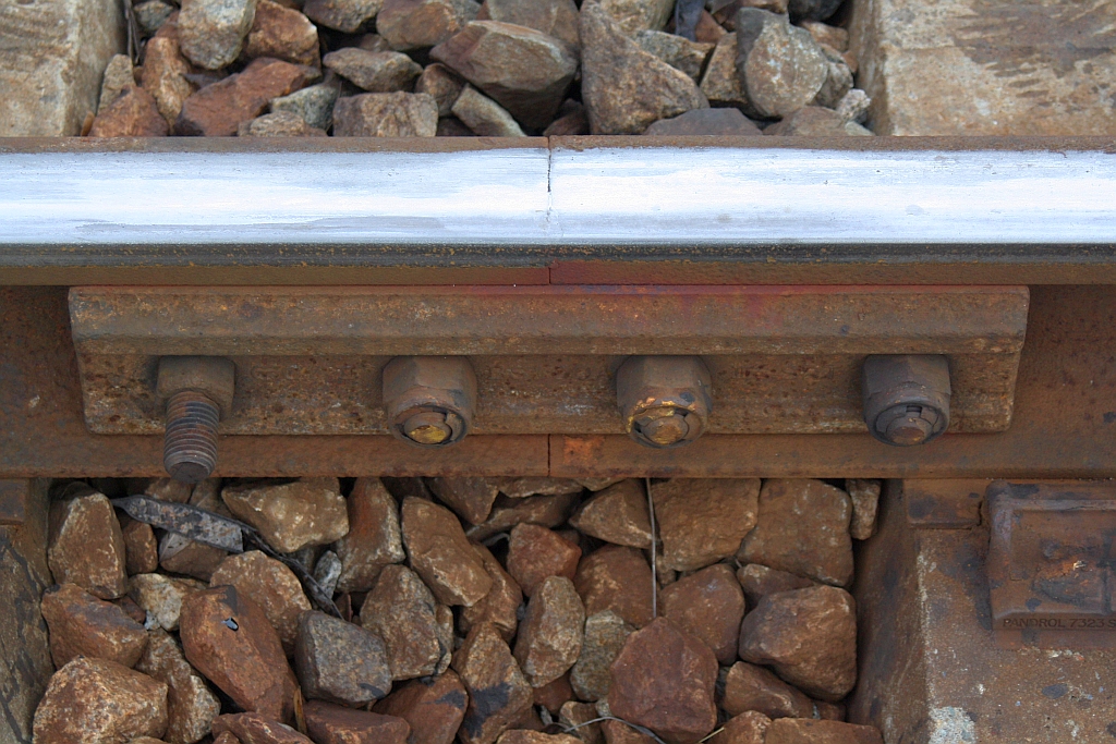 Auch wenn der Gewindeüberstand bei 3 Schrauben zu wenig ist, durch den großzügig gewählten beim 4. Schrauben sind im Schnitt alle 4 Schrauben korrekt gesichert. Gesehen am 21.Mai 2016 im Bahnhof Surat Thani.