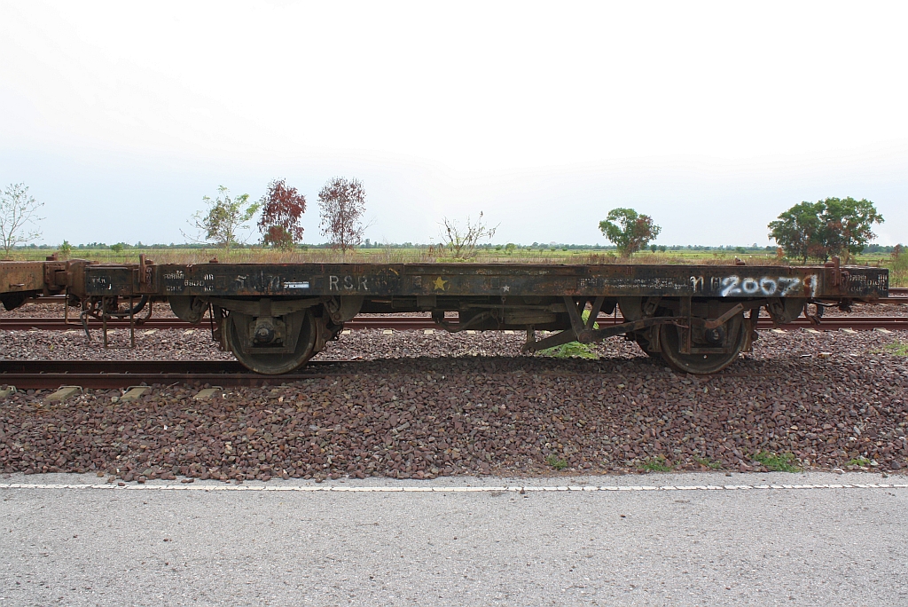 Auch wenn das Gleis schon zu Ende ist, den Wagen kann man immer noch hier hin stellen. ท.ต. 20079 (ท.ต. =C.F./Container Flat Wagon), 1986 in der SRT-Werksttte Bang Sue aus dem ต.ญ.151320 umgebaut, am 29.Mai 2013 im Bf. Ongkharak.
