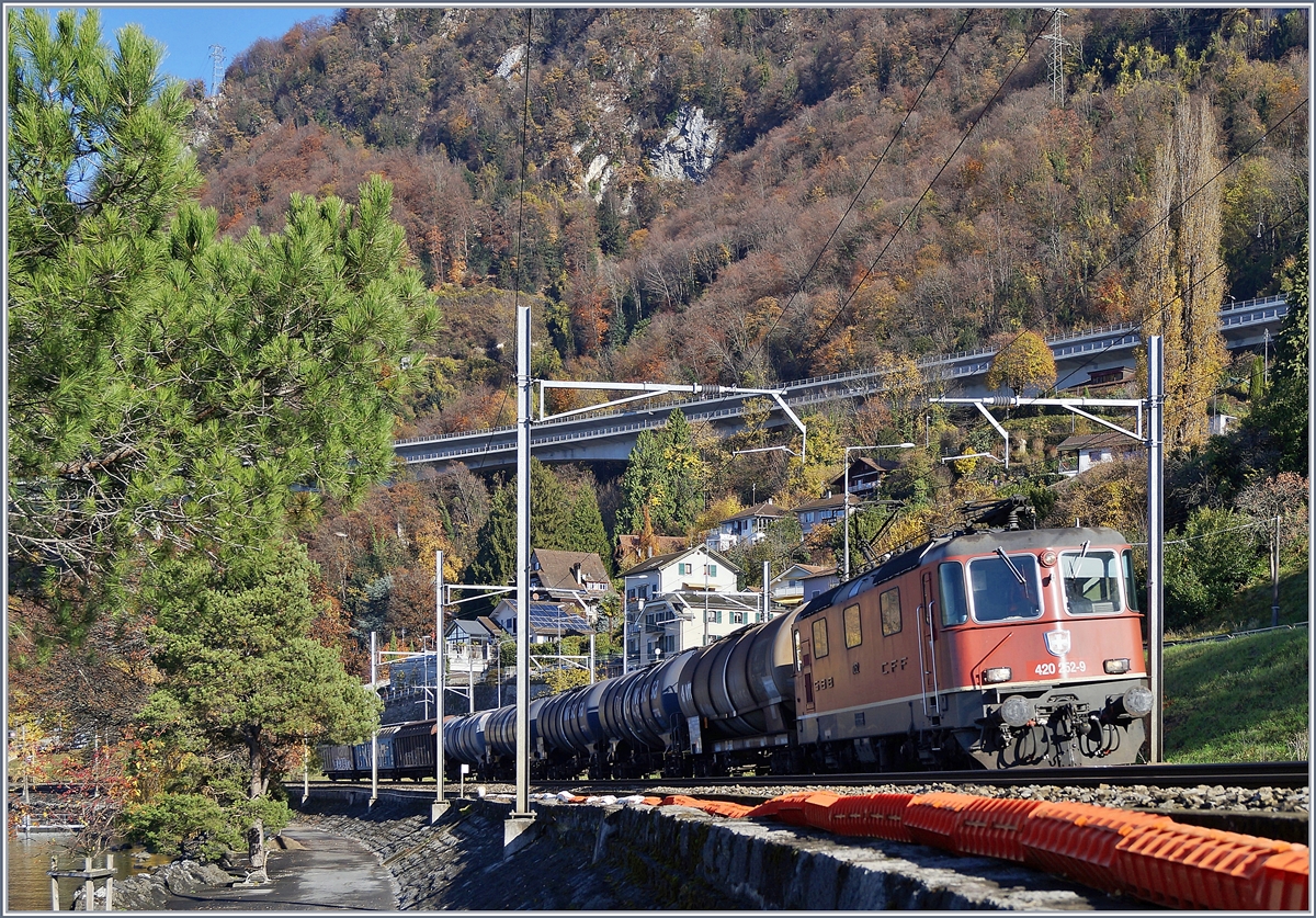 Auch wenn die Herbststürme die meisten Blätter schon von den Bäumen gefegt haben, zeigt sich bei Sonnenschein die Landschaft noch ziemlich bunt. Ob nun  klsssisch , wie hier, oder auf experimentelle Art, ein Herbstspaziergang mit der Kamera lohnt auf jeden Fall: 
SBB Re 420 252-9 mit einem kurzen Güterzug kurz vor Villeneuve.
20. Nov. 2017  