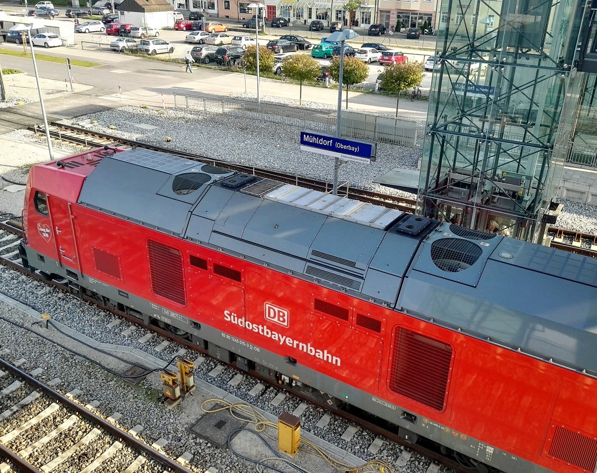 Auch wenn ich sie nicht ganz aufs Bild bekam, kontte ich mir den Blick von oben auf 245 015 in Mühldorf nicht verkneifen. 12.04.2017