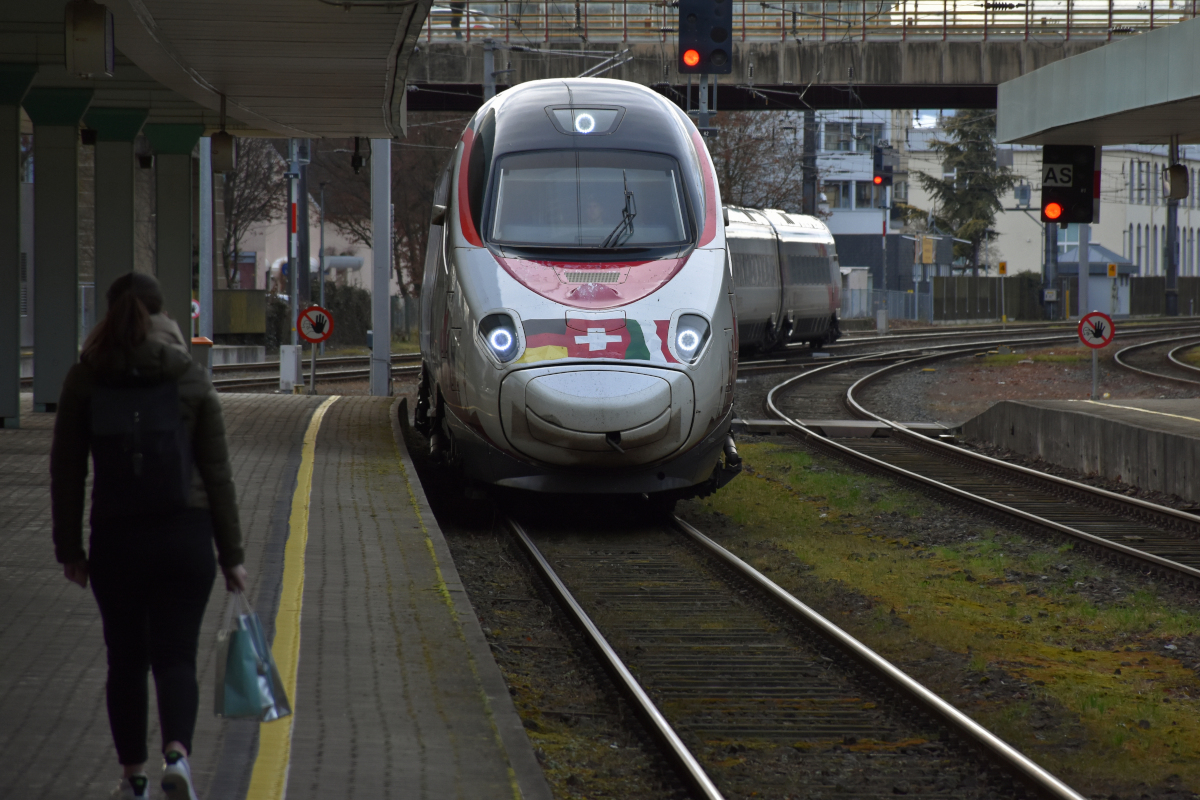 Auch wenn der  Johann Wolfgang  äußerlich schon etwas abgenutzt aussieht - für mich sind diese Züge neu, und sie in Bregenz im Planbetrieb zu sehen ist für Vorarlberger nicht uninteressant. Hier erreicht RABe 503 022 am 29.12.2020 den Bahnhof Bregenz.