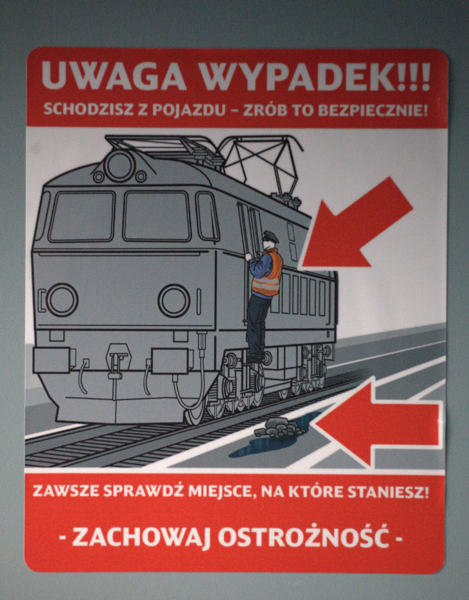 Auch wenn man der Polnischen Sprache nicht mächtig ist, erschließt sich des Sinn des Plakates. Aufgenommen in Decin vycod, Plakat befindet sich an der Innenseite einer
am Bahnsteig stehenden E-Lok, die Tür stand offen., 24.04.2016 17:24 Uhr.