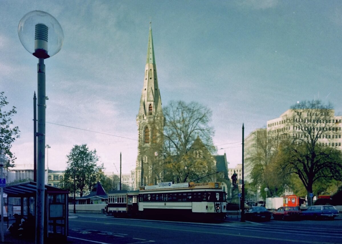 Auch wenn der Negativscan vom 5.11.1995 nicht der besonders toll ist, ist das aber ein historisches Foto, denn nach dem schweren Erdbeben am 22.2.2011 ist die im Hintergrund zu sehende Christchurch Cathedral nur noch eine Ruine, der Turm ist eingestürzt.