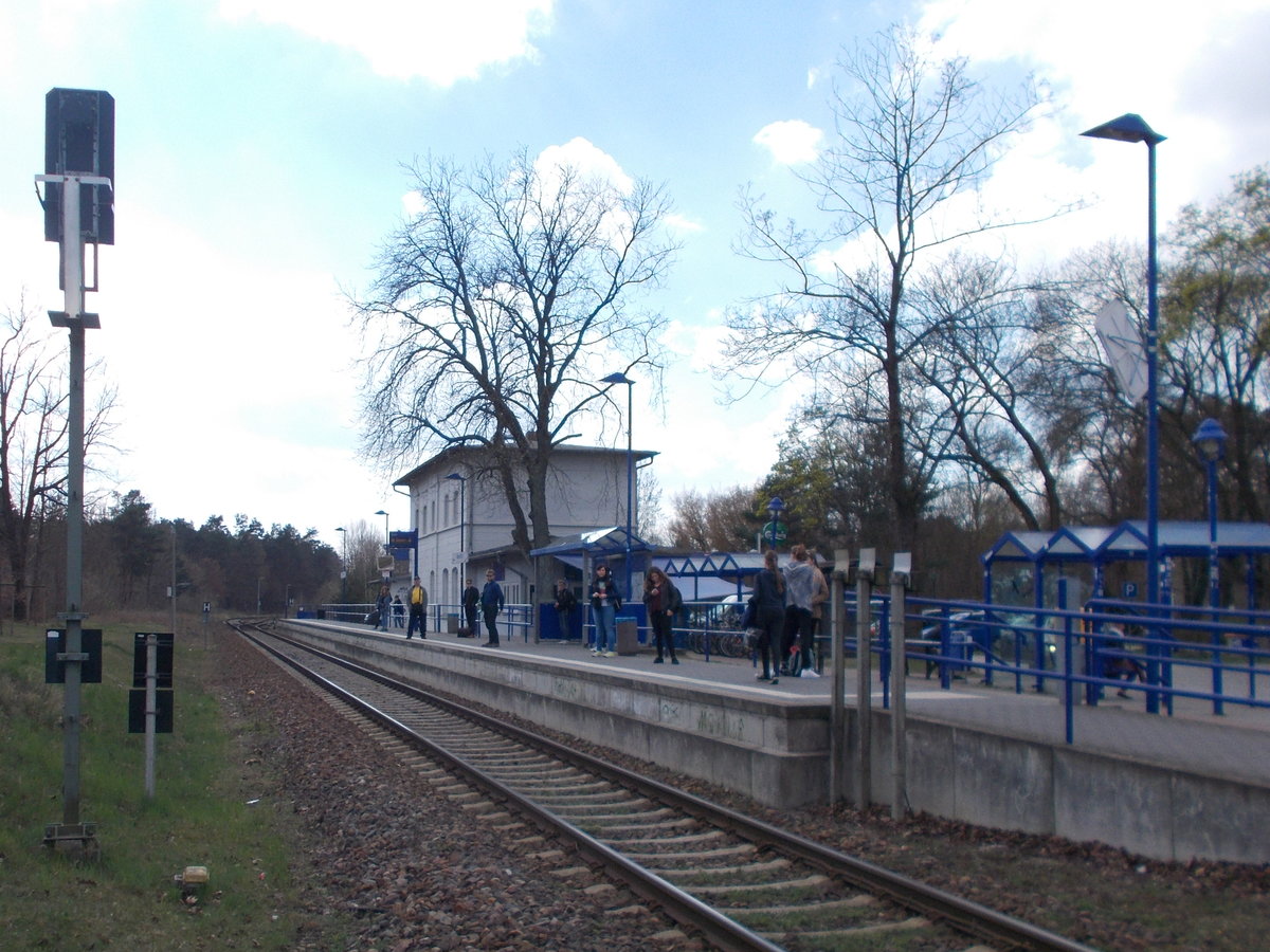 Auch wenn der Ort durch die Waldsiedlung weltweit bekannt ist,so hat Wandlitz nur einen kleinen bescheidenen Bahnhof.Es gibt auch noch eine zweite Bahnstation.Aufnahme vom 08.April 2016.