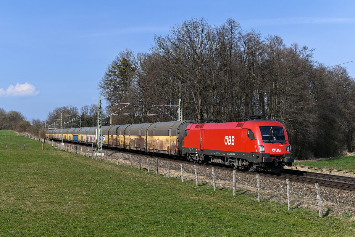 Auch wenn RCC viele Leistungen im Neuwagentransport an die Konkurrenz abgeben musste, die nachmittägliche Leistung von München-Milbertshofen zum Brenner und weiter nach Italien scheint es weiterhin zu geben. Allerdings wechselte die Traktion vom Vectron zum Taurus. Am 20. März 2020 - dem letzten Tag vor der Ausgangssperre - konnte ich die 1116.186 vor geschlossenen Wagen der Gattung Hccrrs bei Vogl in Oberbayern fotografieren. 