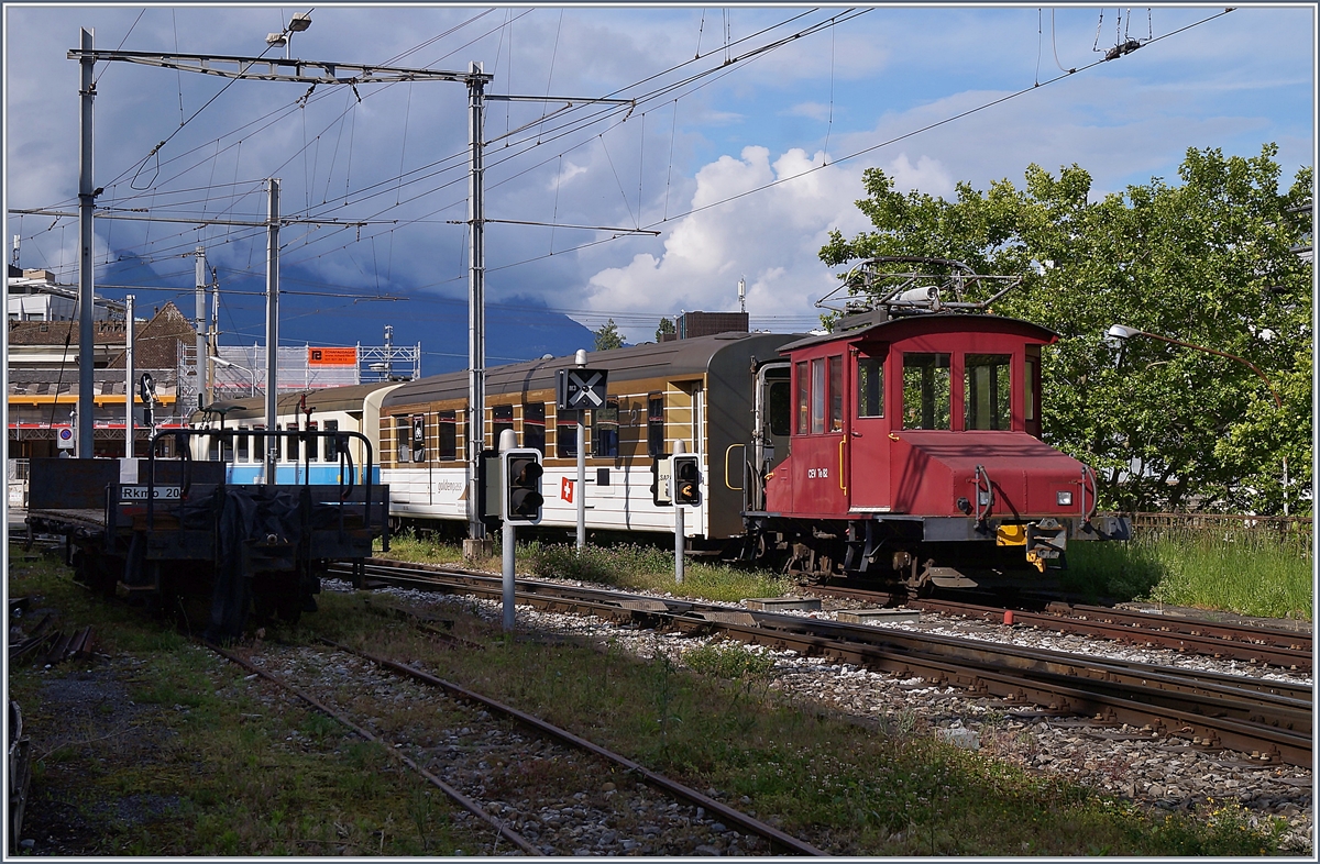 Auch wenn der im Schatten stehende CEV Rkmo 201 etwas ungeschickt steht, zeigt sich doch der CEV Te 2/2 82 mit den beiden MOB Wagen als seltenes und buntes Bild. Der CEV Te 2/2 81 wurde 1938 aus dem K 39 und den Motoren der Triebwagen 101-103 gebaut, ist also bereits seit 82 Jahren im Einsatz und hat auch mein  Traitement  in den Jahren 1985/86 in Blonay Schadlos überstanden. Was die MOB Wagen angeht, befürchte ich, dass sie in nicht allzu ferner Zukunft  zerlegt  werden. 

18. Juni 2020