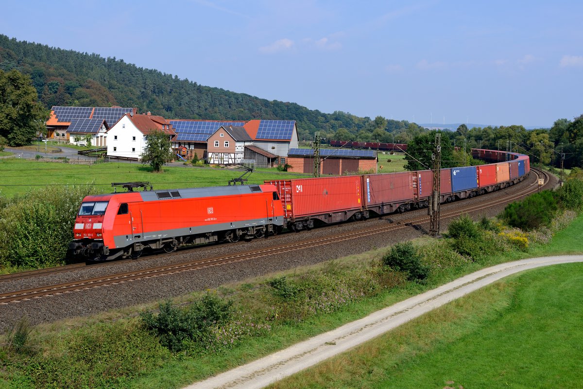 Auch wenn sie nicht im Fokus des Interesses der meisten Fotografen stehen: Die zuverlässigen und unermüdlich im Einsatz stehenden Baureihe 152 sei auch einmal ein Bild gewidmet. Am 01. September 2016 konnte ich die 152 101 mit ihrem KT 50763 bei Hermannspiegel fotografieren. Ziel des Zuges war Regensburg.