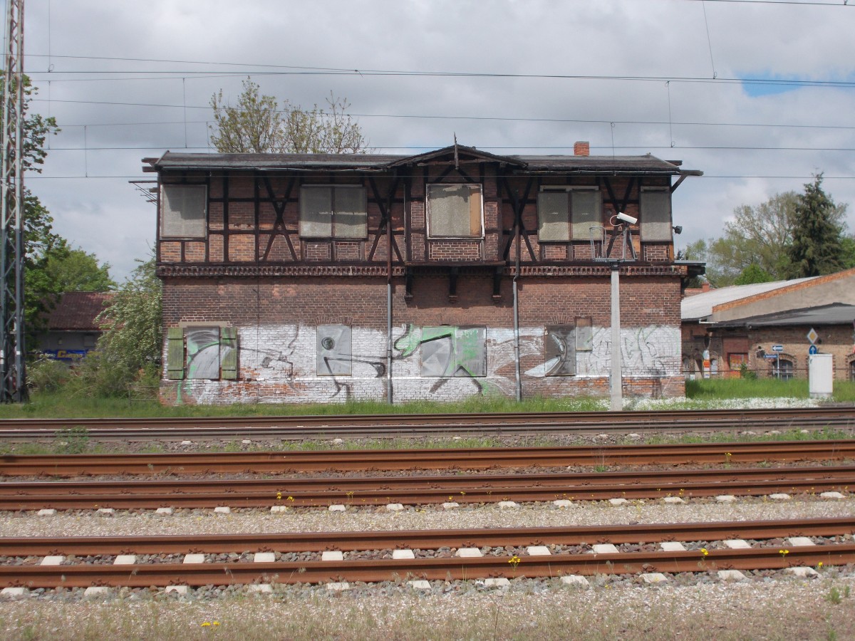 Auch wenn das Stellwerk in Bützow nicht mehr besetzt ist,blieb es vom Tornardo verschont.Aufnahme vom 14.Mai 2015.