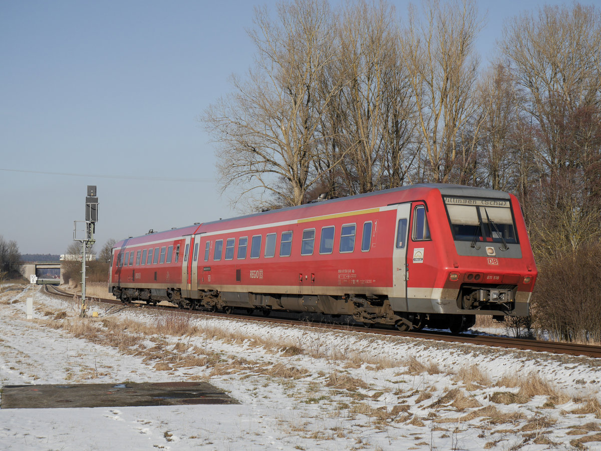 Auch wenn dieser Winter sehr grau und dunkel war, die Sonne ließ sich dann vor kurzem doch noch blicken. 611 518 war am 14.2.2018 als RB nach Villingen unterwegs.