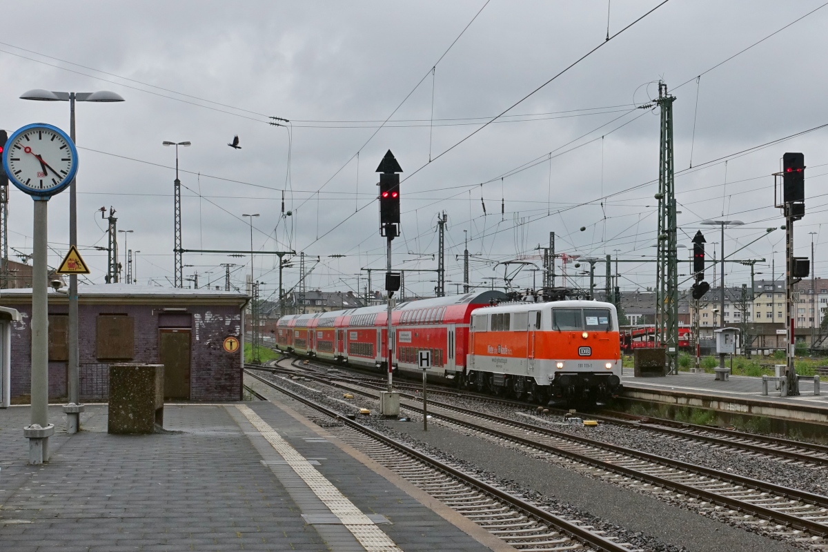 Auch in dieser Woche ist die 111 111-1 vor dem RE 3-Ersatzzug eingesetzt, der jetzt allerdings bis Düsseldorf verkehrt. Damit kommt die Lok wieder in ihre alte Heimat: Vom 18.08.1978 bis 30.06.1995 war sie im Bw Düsseldorf 1 stationiert und wurde im S-Bahn-Verkehr eingesetzt. Hier erreicht sie am 17.08.2021 mit dem RE 3 89164 etwa 10 Minuten zu spät den Düsseldorfer Hautptbahnhof.