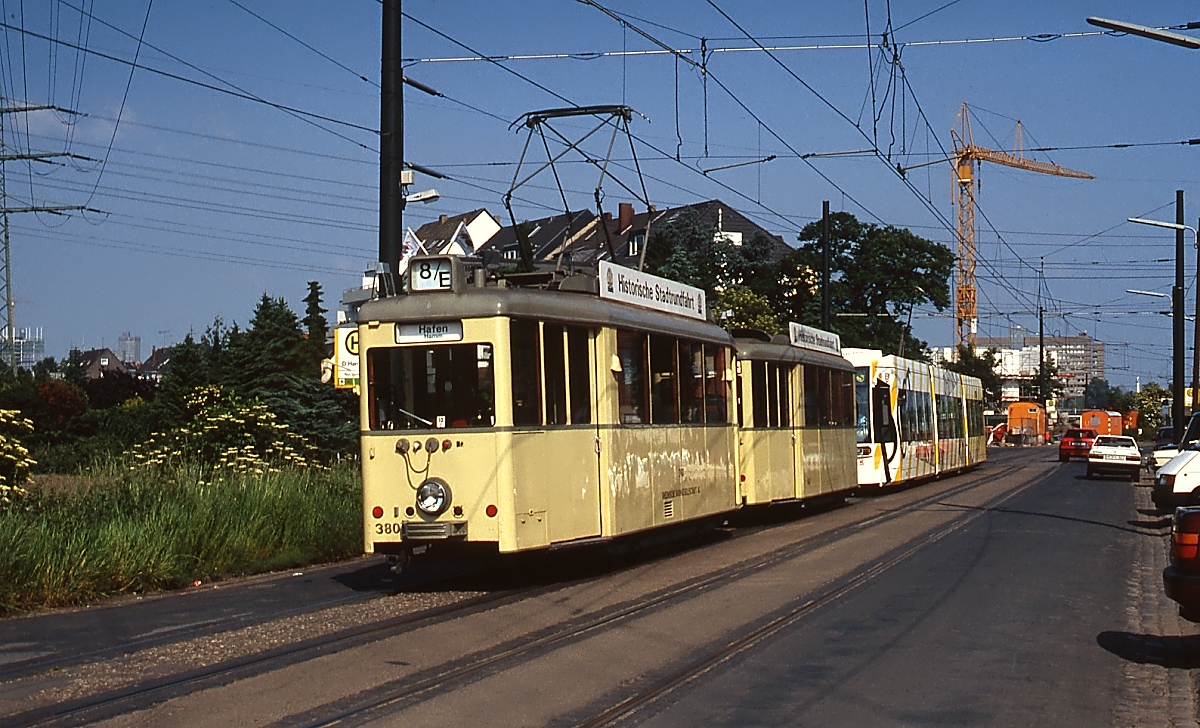 Auch zum 100. Hafenjubiläum im Jahre 1996 wurden Sonderzüge eingesetzt, wie hier der Aufbau-Tw 380 in Düsseldorf-Hamm, dahinter einer der damals noch neuen Niederflurwagen