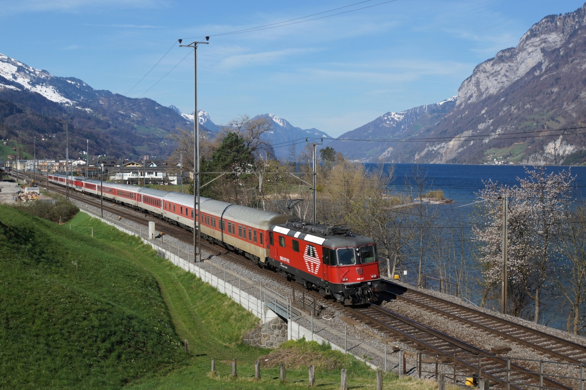 Auch der zweite internationale Zug an diesem Morgen war mit einer LION-Re 420 bespannt, nämlich der Re 420 227-1. Um die vorausfahrende S 4 zu überholen, wechselte der CNL 1179 in Unterterzen auf das rechte Gleis (29.03.2014).