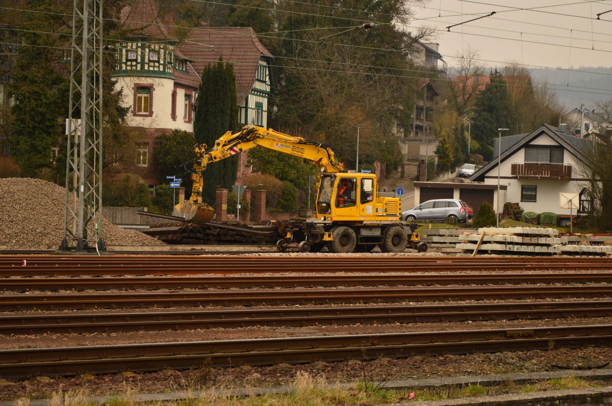 Auch dieser Zweiwegebagger ist mit Gleisbauarbeiten in Neckarelz beschäftigt.....14.23.2015