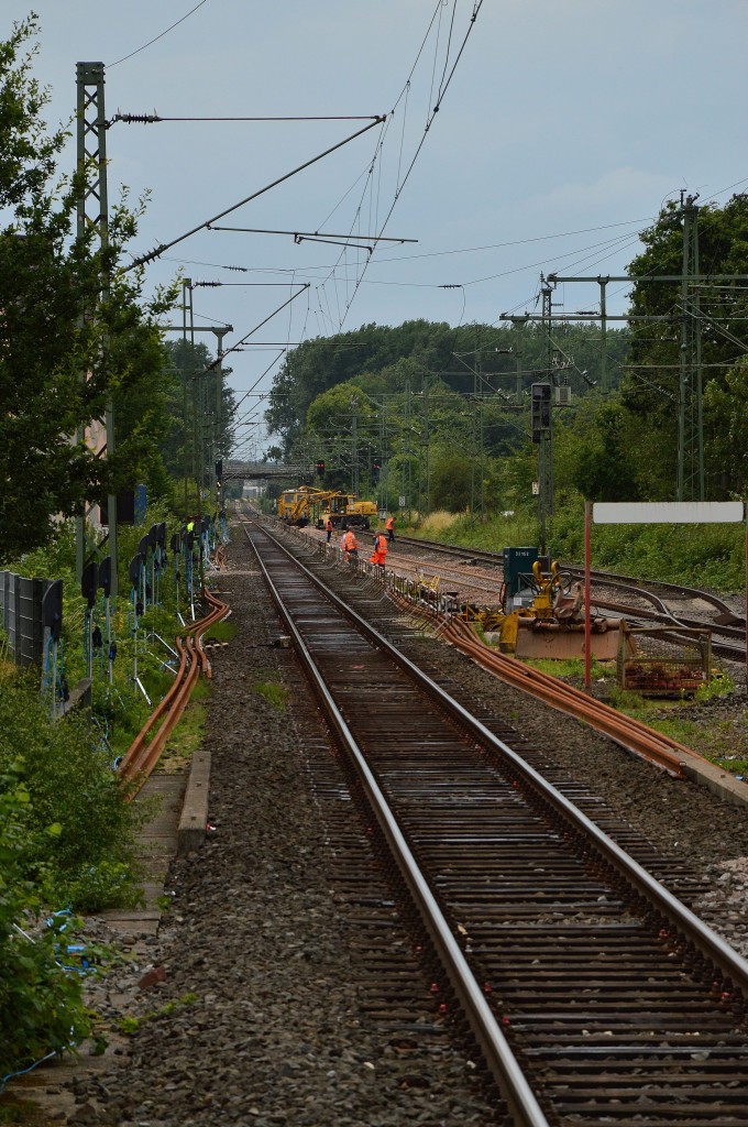 Auch zwischen Neuss und Korschenbroich ist eine Baustelle, denn in Kleinenbroich ist das Umbauprogramm für barrierefreie Zugänge om vollem Gange. Hier wird das Hauptgleis gerade neu gestopft und auf dem linken Gleis findet gleich eine Zugfahrt stattfinden.6.7.2014