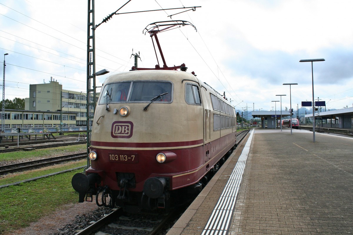 Auf 103 113-7 wurden am Bahnhofsfest in Basel Bad. Bf am 15.09.13 den ganzen Tag ber im Halbstundentakt Fhrerstandsmitfahrten von Gleis 11 ins Gleis 245 und zurck angeboten. Der als Lz 0001 beschilderte Zug kam bei den Gsten sehr gut an. Hier ist der Zug, oder besser die Lok kurz nach der Bereitstellung und Testfahrt am Vormittag auf Gleis 11 zu sehen.