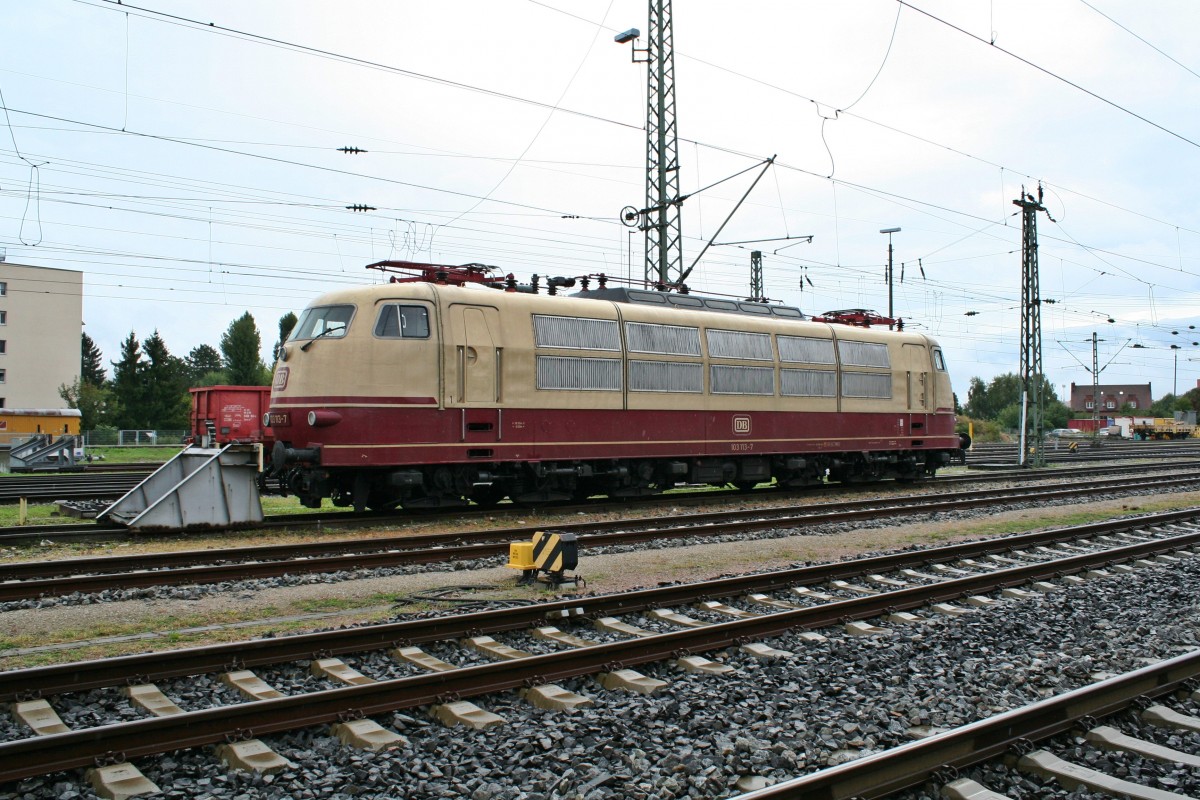 Auf 103 113-7 wurden am Bahnhofsfest in Basel Bad. Bf am 15.09.13 den ganzen Tag ber im Halbstundentakt Fhrerstandsmitfahrten von Gleis 11 ins Gleis 245 und zurck angeboten.
Hier ist die Lok am Vormittag noch abgestellt auf dem Stumpen 117 kurz vo dem Aufrsten.