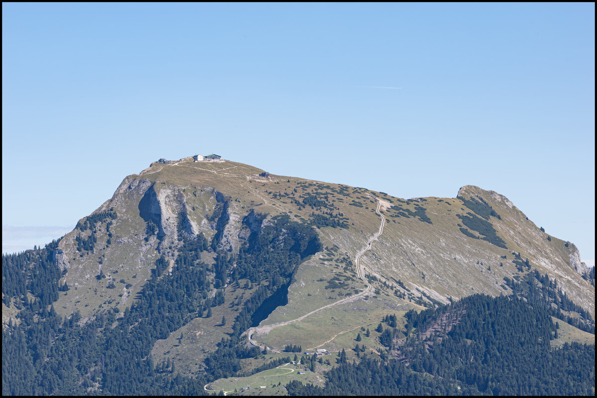 Auf 1732 Metern Seehöhe liegt die Bergstation der Schafbergbahn . Mein Sommerurlaub brachte mich in diesem Jahr zur steilsten Zahnradbahn Österreichs . Mit den Bildern in den nächsten tagen nehme ich euch mit vom Tal bis auf den Berg . Hier im Bild ein Blick auf den Schafberg vom Seeblick auf dem Zwölferhorn am  15.September 2025 