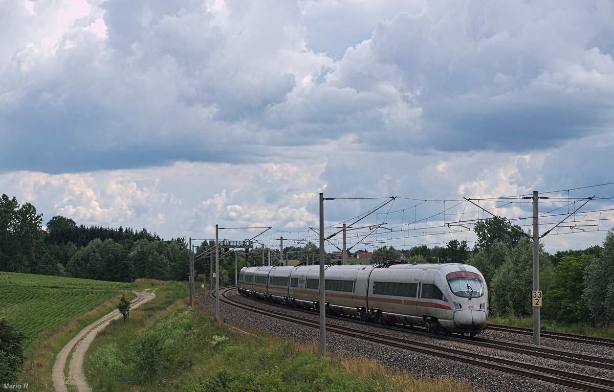 Auf der ABS München-Ingolstadt gibt es eine ganze Menge an Verkehr und einen Teil davon bilden ICEs. Kurz hinter Petershausen legt sich ein ICE-T nochmal in die Kurve und fährt München entgegen. Aufgenommen am 4.7.2013