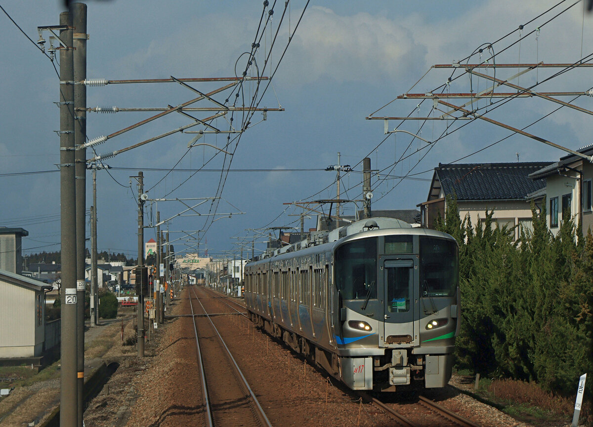 Auf der Ainokaze Toyama Bahn: An einem kalten Wintermorgen begegnen zwei Züge der Ainokaze Toyama Bahn, geführt vom neuen Zug 521-1001, kurz vor Kosugi. 20.März 2024 