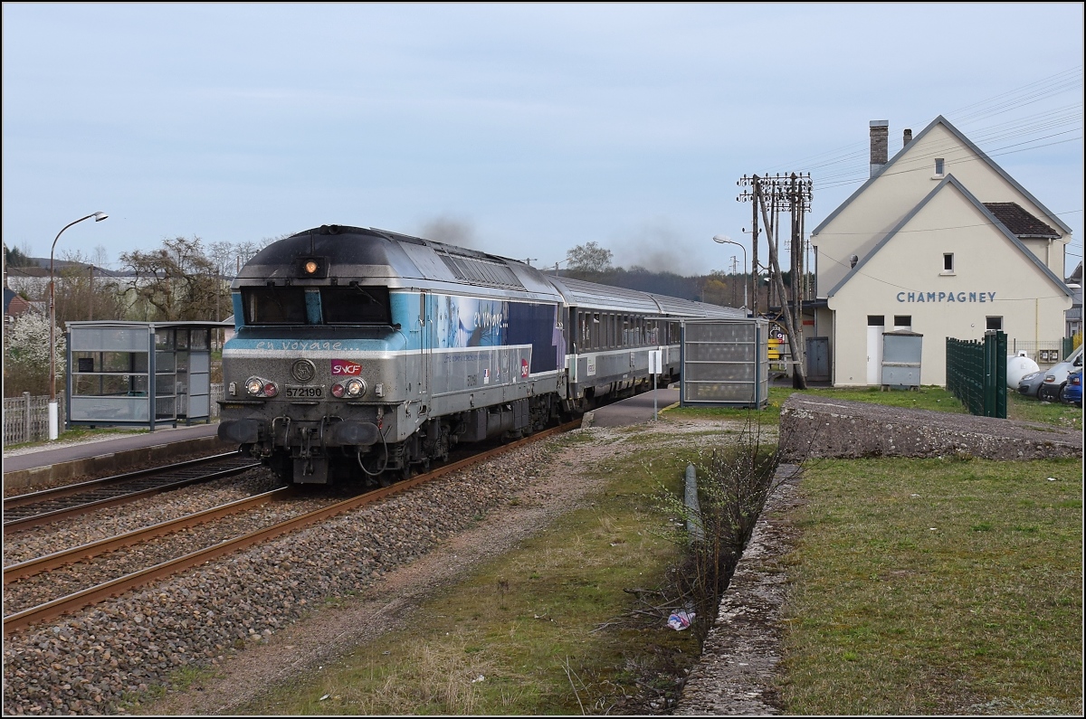 Auf den allerletzten Drcker noch einen Volltreffer... CC 72190 mit einem IC 1548 Belfort Ville nach Paris. Champangney, Mrz 2017.