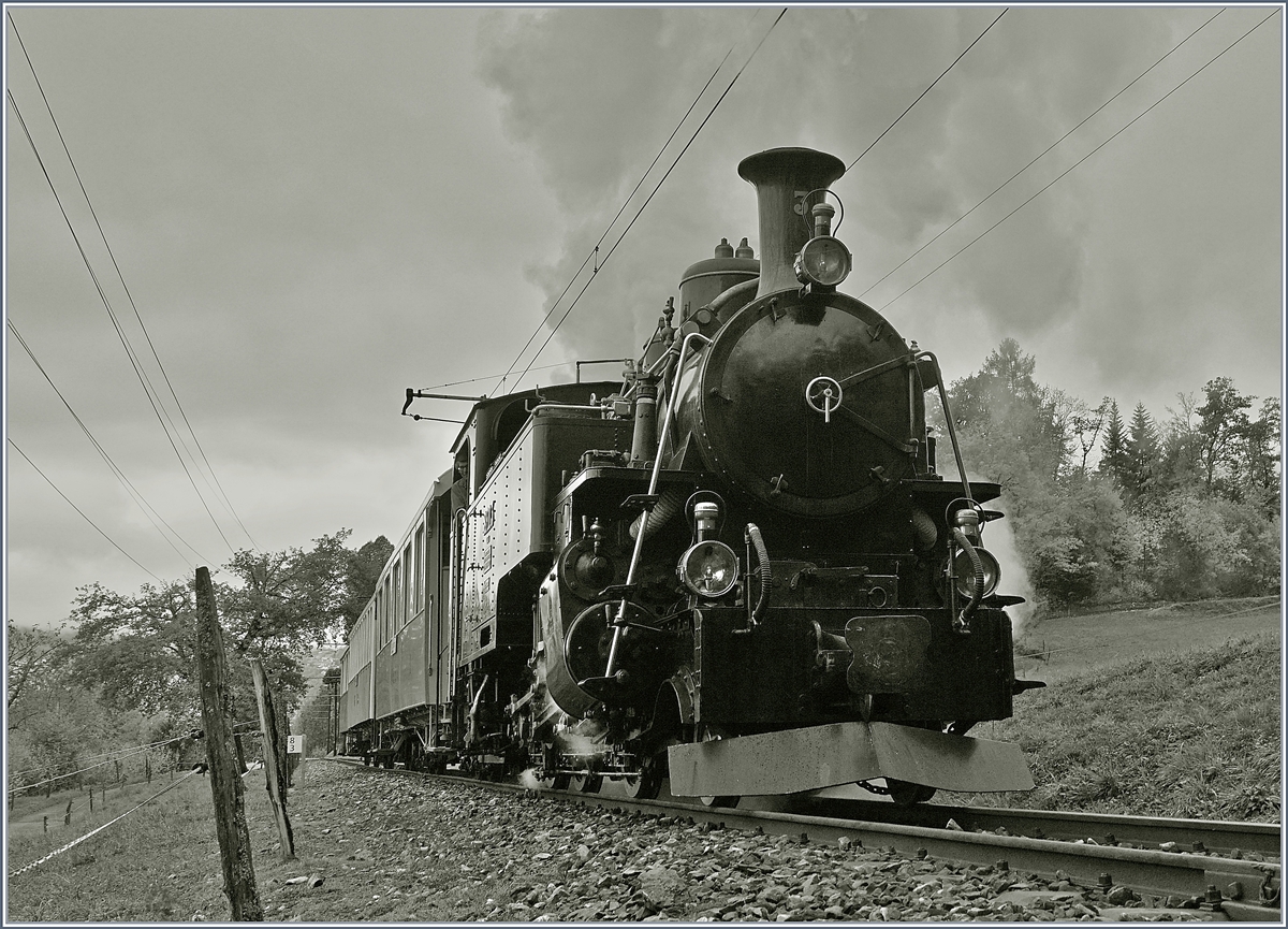 Auf alt getrimmt: Die BFD HG 3/4 N° 3 der Blonay Chamby Bahn kurz vor Chaulin anlässlich des Abschied Wochenendes des 50 Jahre Jubiläum.
28. Okt. 2018
