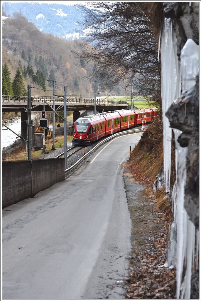 Auf der alten Strasse im Fuchsenwinkel gibt's im Winter keine Sonne, dafür umso mehr Eis. RE1040 aus Davos mit ABe 8/12 3503 ist auf dem Weg nach Landquart. (28.11.2013)