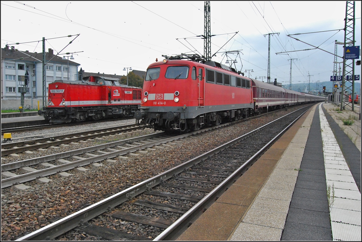 Auf die alten Tage noch so schuften! 110 414-0 setzt ganz langsam den 14-Wagen-Pilgerzug Lourdes-Köln in Bewegung (30. September 2008, 11:49). 