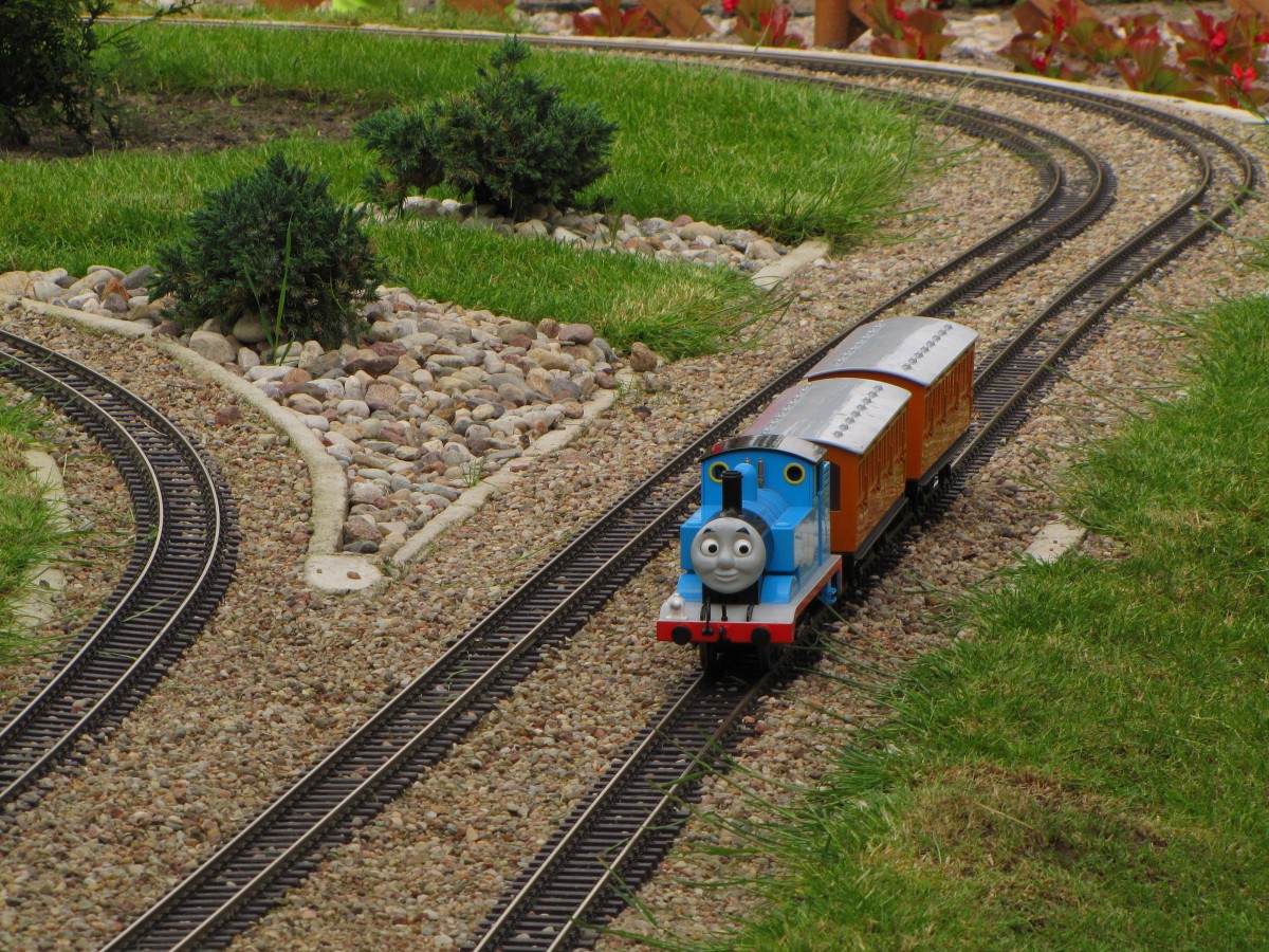 Auf der Anlage im Nadmorski Park Miniatur in Dziwnów dreht auch Thomas die kleine Lok ihre Runden; 03.06.2015