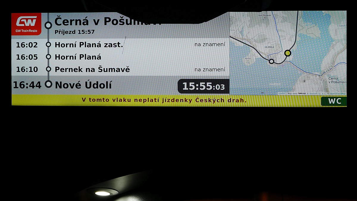 Auf der Anzeigetafel an der Decke des 654 003-2, der sich am 30.12.2019 auf der Fahrt von České Budějovice nach Nové Údolí befindet, werden nicht nur die nächsten vier Haltestellen und das Ziel angezeigt, sondern auf einem Kartenausschnitt auch die aktuelle Position des Zuges (gelber Punkt).