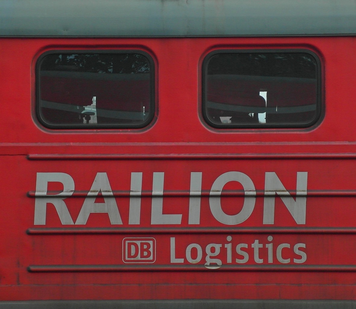 Auf Augenhöhe - Bei einem außerplanmäßigen Halt eines RE wurde aus dem Fahrgastraum eines Triebzuges der BR 611 das Logo und zwei Seitenfenster der 232 093-5 fotografiert (Friedrichshafen Gbf, 19.06.2015).