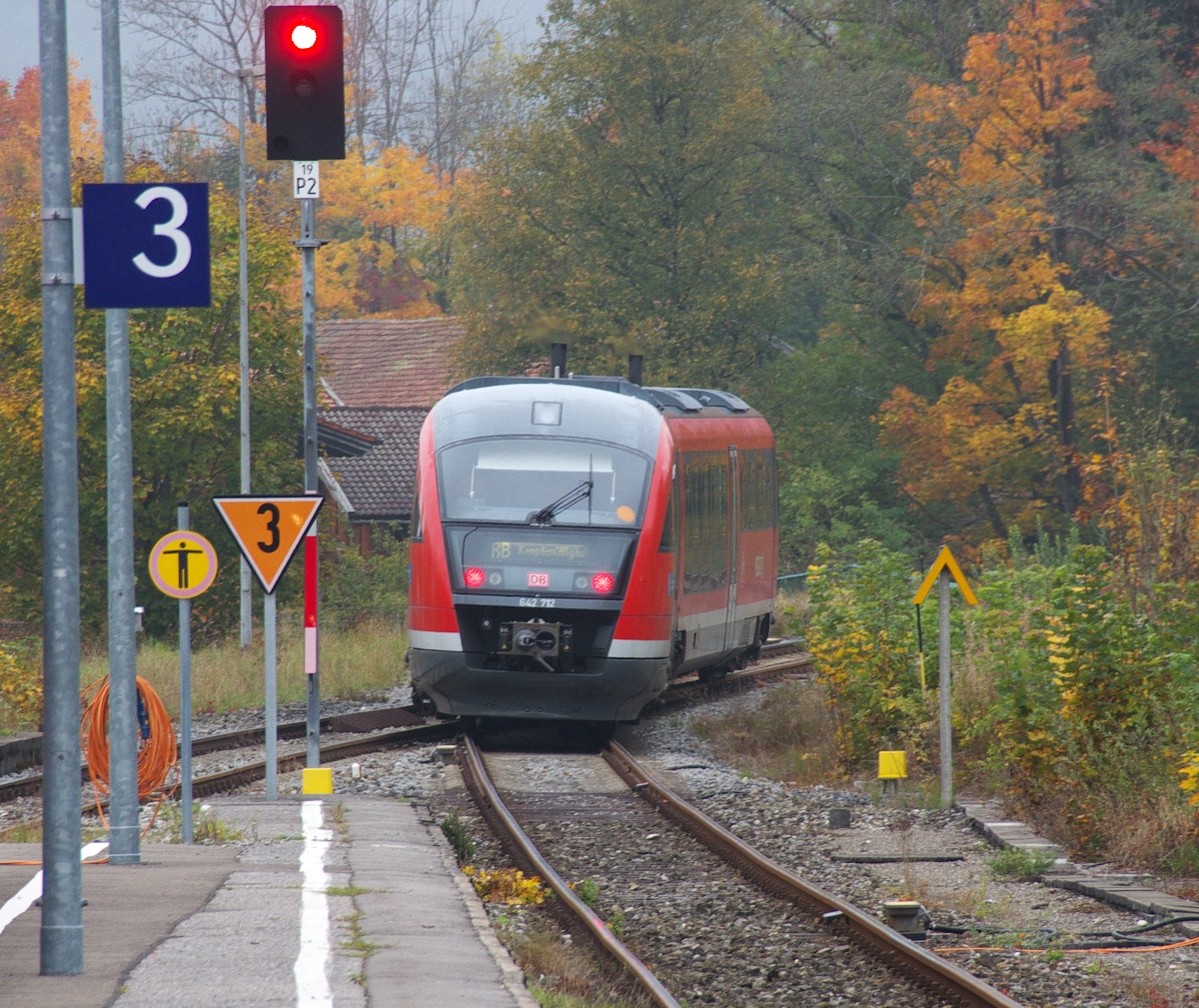 Auf der Außerfernbahn geht es zwischen Reutte in Tirol und Kempten im Allgäu sehr gemächlich zu. Wir konnten es von Reutte bis Pfronten-Steinach selbst miterleben. Mit Tempo 20 - 40 ist die Bahn dort meist unterwegs, also wer mal richtig entschleunigen möchte, der ist dort richtig. 642 212 (mit dem wir aus Reutte gekommen sind) fährt weiter in Richtung Kempten. 10.10.2015 Bahnstrecke 5403 Kempten - Pfronten-Steinach Grenze