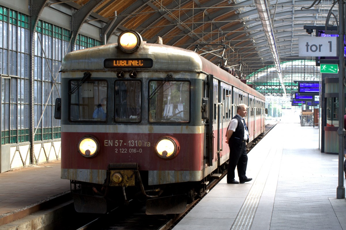 Auf Bahnsteig ( Tor 1 )in Breslau wartet der EN 57 - 1310 auf das Startsignal zur Fahrt nach Lubliniec, 20.09.2014, 11:18 Uhr