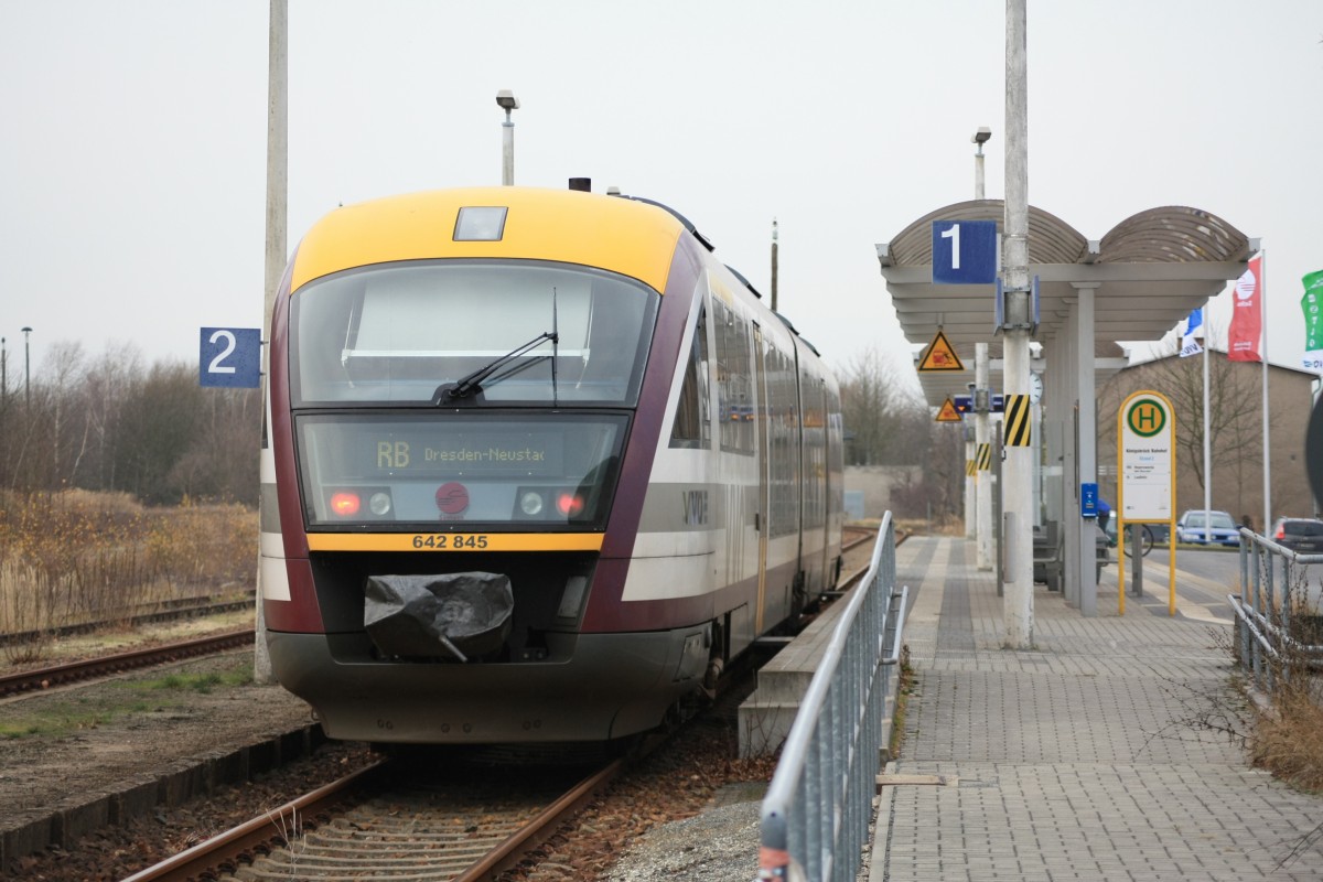 Auf Bahnsteig 1 in Knigsbrck wartet ein Desirio als RB nach Dresden Neustadt auf seine Weiterfahrt,19.12.2013,12:36 Uhr