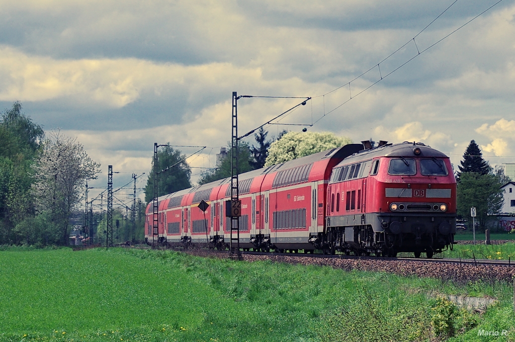 Auf der Bahnstrecke München-Mühldorf verkehren traditionell Doppelstockzüge der Südostbayernbahn in verschiedenen Längen. 218 418 beschleunigt hier eine  normale  Gefäßgröße als RB nach Mühldorf am Inn aus Markt Schwaben. Aufgenommen am 4.5.13