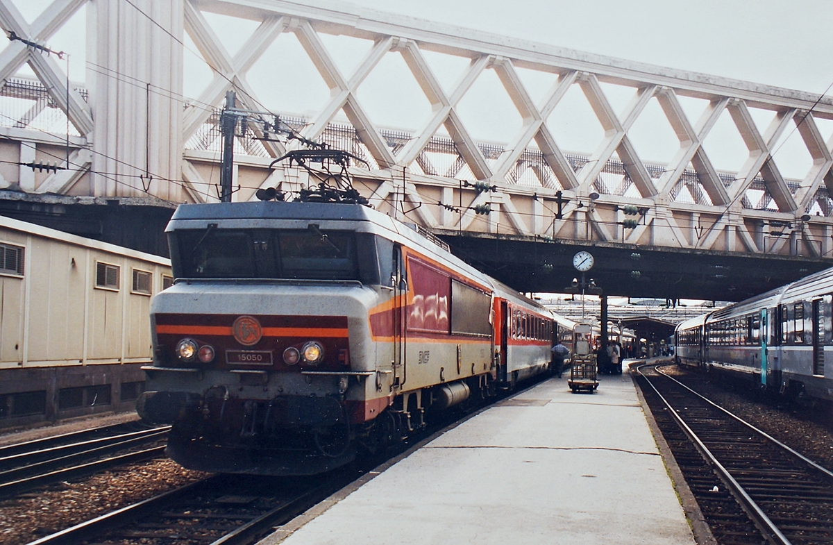 Auf die baldige Abfahrt wartet in Paris Gare de l'Est die SNCF BB 15050 mit ihrem EC nach München. 

Analogbild vom 18. September 1999