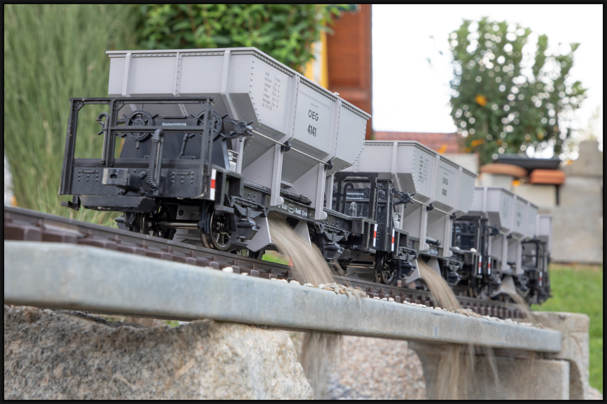 Auf der Baustelle angelangt gilt es den Schotter natürlich zu entleeren...

Gartenbahn bei KHG am 15.08.2020