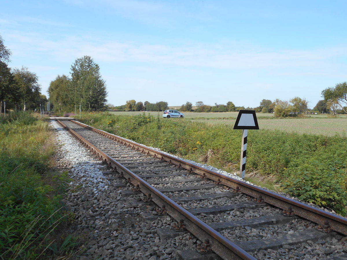 Auf beiden Einfahrseiten ist die Ausweichstelle,auf der Strecke Greifswald-Ladebow, mit Trapeztafeln gesichert.Aufnahme vom 09.September 2018.