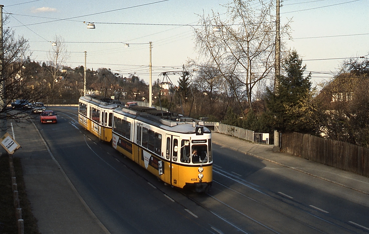 Auf der Botnanger Straße fährt der GT4 408 mit einem weiteren GT4 am 01.05.1993 als Linie 4 hinunter in die Stuttgarter Innenstadt. Mit der Umstellung auf den Stadtbahnbetrieb und der Inbetriebnahme des Tunnels unter dem Botnanger Sattel am 24.09.1994 wurde die steigungsreiche Strecke eingestellt. 