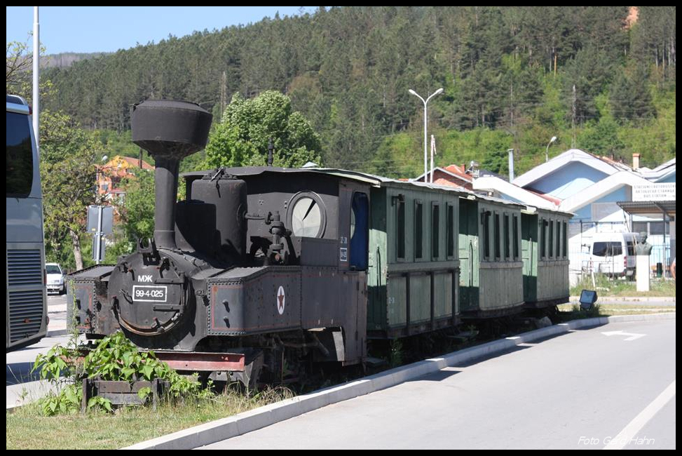 Auf der breiten Zufahrtstraße zum Bahnhof Kicevo in Mazedonien steht auf dem Mittelstreifen dieser Schmalspurzug mit einer ehemaligen Heeresfeldbahn Lokomotive. Am 19.5.2017 konnte ich die Lok mit Nummer 994025 und Zug im Bild festhalten. Ansonsten herrscht auf dem Bahnhof zumeist Betriebsruhe. Meiner Feststellung nach verkehrte nur morgens und abends ein Zugpaar zwischen Kicevo und Skopje.