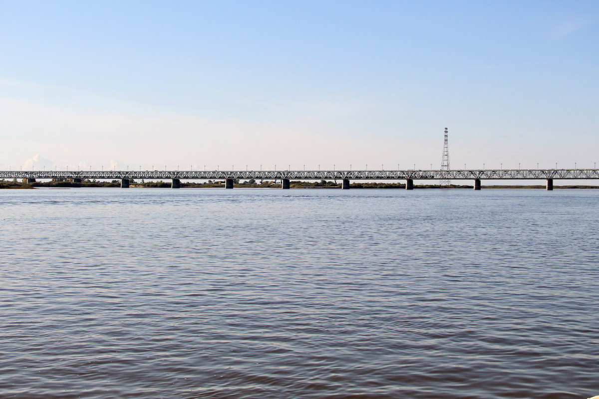 Auf der Brücke bei Chabarowsk  überquert ein Güterzug den Fluss Amur  am 22. September 2017. Auf dem oberen Geschoss der zweigeschossigen Brücke verläuft die russische Fernverkehrsstraße M 58 „Amur“, darunter befinden sich die Gleise der Transsibirischen Eisenbahn. 