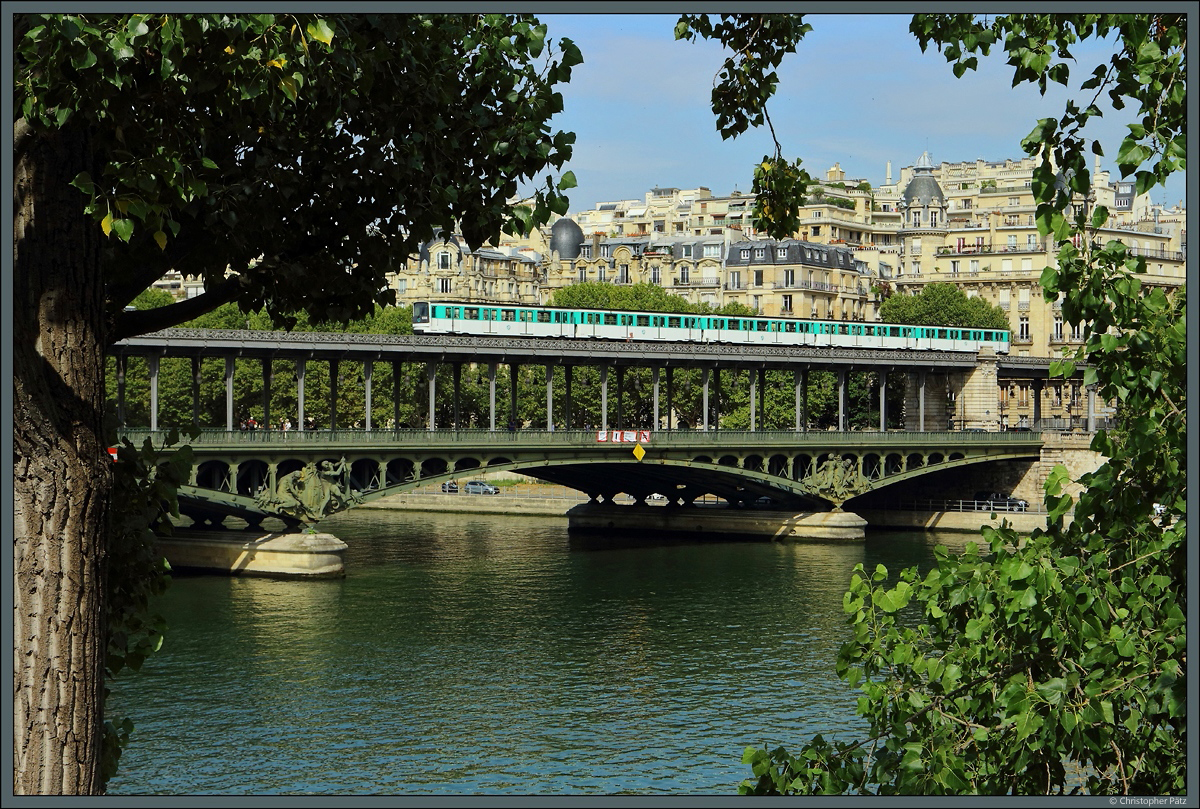 Auf der Brücke  Pont de Bir-Hakeim  überquert die Metrolinie 6 die Seine in Paris. Die kunstvoll gestaltete, doppelstöckige Brücke wurde 1906 errichtet und steht unter Denkmalschutz. Auf der Metrolinie 6 kommen seit 1974 gummibereifte Züge der Baureihe MP 73 zum Einsatz, zu denen auch der Zug 6508 gehört. (19.07.2018)