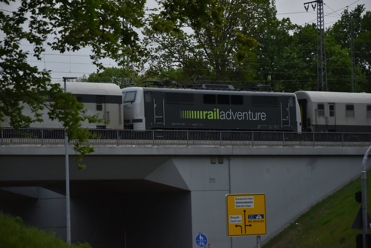 Auf der Brücke über die Hubertusstraße steht die Railadventure 111 215-0 mit drei Schutzwagen und dahinter steht ein neuer Mireo von Siemens gut bewacht abgestellt.
Montag denn  29.4.2019