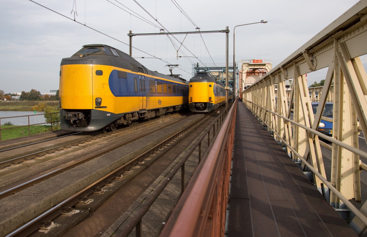 Auf die Brcke von Zutphen in die Niederlande. Zwei ICMm Zge entgegenen einander.