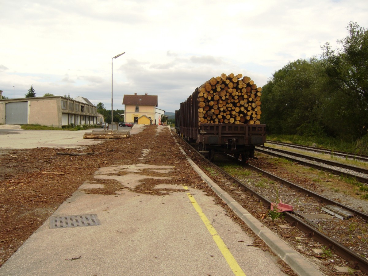 Auf der Burgenlandbahn wurde am 1.07.2013 der Bahnverkehr ab Deutschkreutz eingestellt. Der Sammler der werktages hauptsächlich mit Holz beladene Rungenwaggons ab Oberloisdorf einsammelte ist anscheinend Vergangenheit. Im Juli 2010 hatte ich zwei beladene Rungenwaggons im Bahnhof St. Martin bei Km 28,9 vor der Linse. Zur Zeit wird das Holz nach Deutschkreutz per LKW gebracht und dort auf die Rungenwaggons verladen.