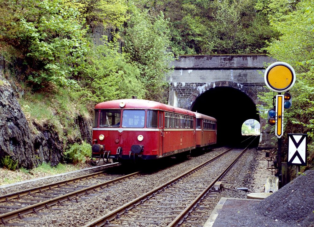 Auf der damals noch zweigleisigen Hellertalbahn am 16. Mai 1987 am Hp. Königsstollen.