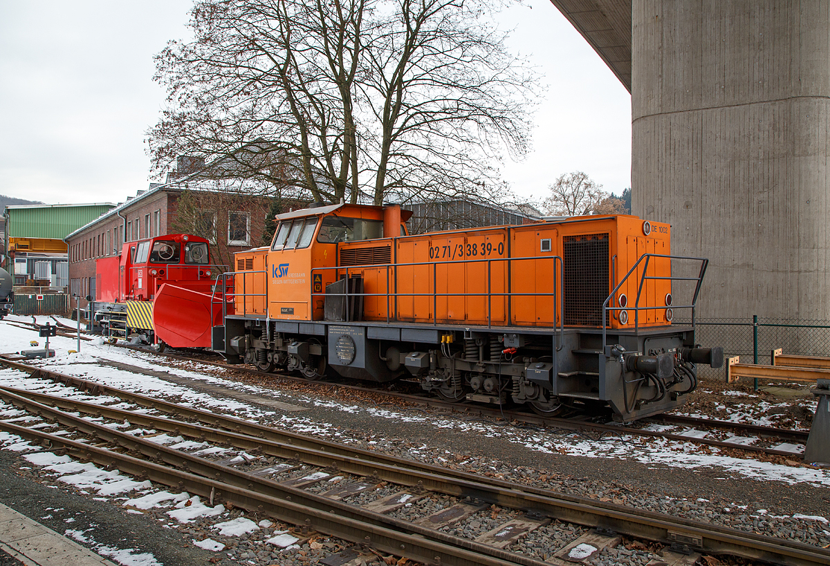 Auf dem Abstellgleis, die Frist der zweite Verlängerung (26.01.2017) ist nun abgelaufen....
Die Lok 41 der Kreisbahn Siegen-Wittgenstein (KSW) bzw. 272 008-0 (98 80 0272 008-0 D-KSW), eine MaK DE 1002 ist am 28.01.2017 in Siegen-Eintracht abgestellt, hier ist die Zentrale der Kreisbahn Siegen-Wittgenstein.
Dahinter der Schneepflug BA 851 (Fabr. Beilhack Typ PB600) der DB Netz AG, Schweres Nebenfahrzeug 40 80 947 5 181-0, dieser war wohl vor ein paar Tagen im Einsatz (kleine Spuren in Form von Schnee kann man noch erkennen).

Die DE 1002 wurde 1988 bei MaK unter der Fabriknummer 1000832 gebaut und an die HEG - Hersfelder Eisenbahn GmbH als 832 geliefert. Nach Einstellung des Bahnbetriebes der HEG ging sie konzernintern an die HLB - Hessische Landesbahn GmbH Lok 832 und 1996 wurde sie an die frühere Siegener Kreisbahn GmbH als Lok 41 verkauft, die heute als Kreisbahn Siegen-Wittgenstein firmiert.

Gegenüber den 16 Loks dieses Typs der HGK hat diese Lok einen MTU 12V396TC13 Motor mit 1.120 kW (1.523 PS) Leistung. Auch die zulässige Höchstgeschwindigkeit (75 km/h) ist eine andere. Die Leistungsübertragung erfolgt einen Generator auf 4 elektrische BBC Drehstrom-Fahrmotoren. Generator und die Fahrmotoren sind von BBC (heute ABB). 

Technische Daten :
Spurweite: 1.435 mm
Achsfolge: Bo´Bo´
Länge über Puffer: 13.000 mm
Drehzapfenabstand: 6.700 mm
Achsabstand im Drehgestell:  2.100
größte Breite: 3.100 mm 
größte Höhe über SOK:  4.220 mm 
Raddurchmesser neu:  1.000 mm 
kleinster befahrbarer Gleisbogen: 60 m
Dienstgewicht: 90 t
Motor: V-12-Zylinder-MTU-Dieselmotor vom Typ 12V396TC13
Motorleistung:  1.120 kW (1.523 PS)
Motornenndrehzahl:  1800 U/min
Kraftstoffvorrat: 2.900 l
Zul. Höchstgeschwindigkeit: 75 km/h