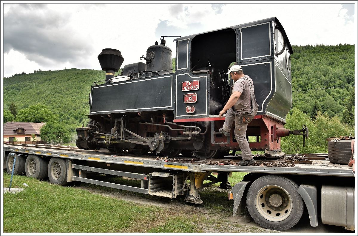 Auf dem Anhänger liegen keine Schienen, wie man meinen möchte, sondern nur ein paar festgenagelte Holzlatten als Führung. Die Lok selber steht auf ihren Spurkränzen und wird für den Transport mit Ketten gesichert. (15.06.2017)