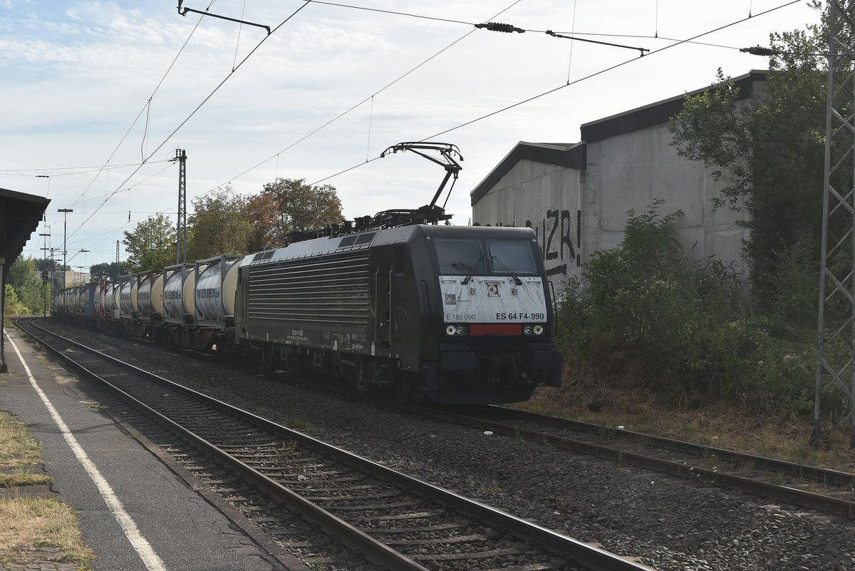 Auf dem Ausweichgleis in Rheydt-Odenkirchen war am gesterigen Abend die MRCE 189 090 in die Warteposition abgeschoben, sie musste wegen der Überholung einer RE 8 nach Mönchengladbach dort warten. 12.8.2018