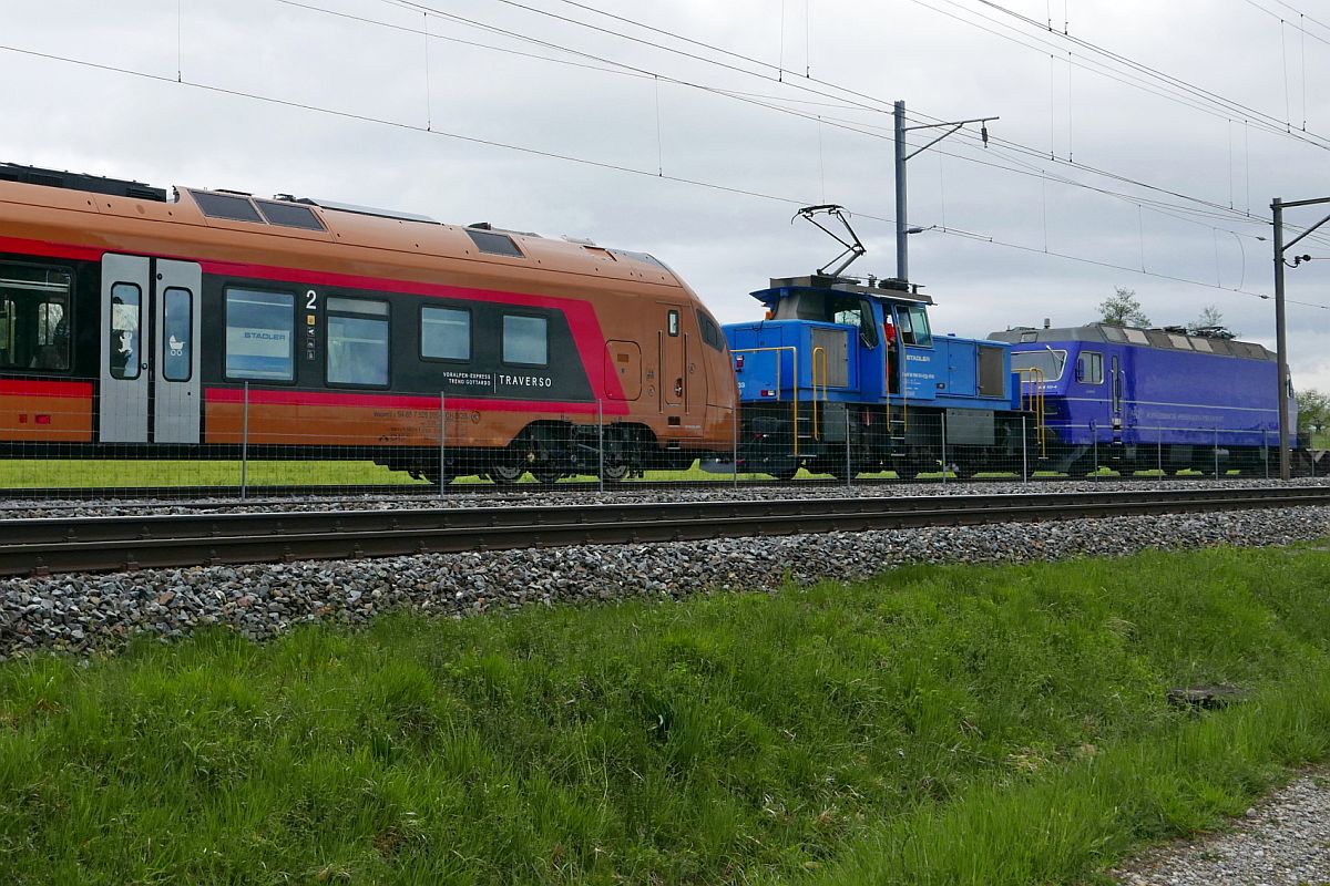 Auf dem Auszieh-/Stumpengleis des Stadler-Werkes in Erlen befindet sich Eea 936 133-8 mit dem RABe 526 205-0 der SOB am Haken auf Rangierfahrt, die an der abgestellten Re 456 111-4 der M-Rail AG endet (03.05.2019).